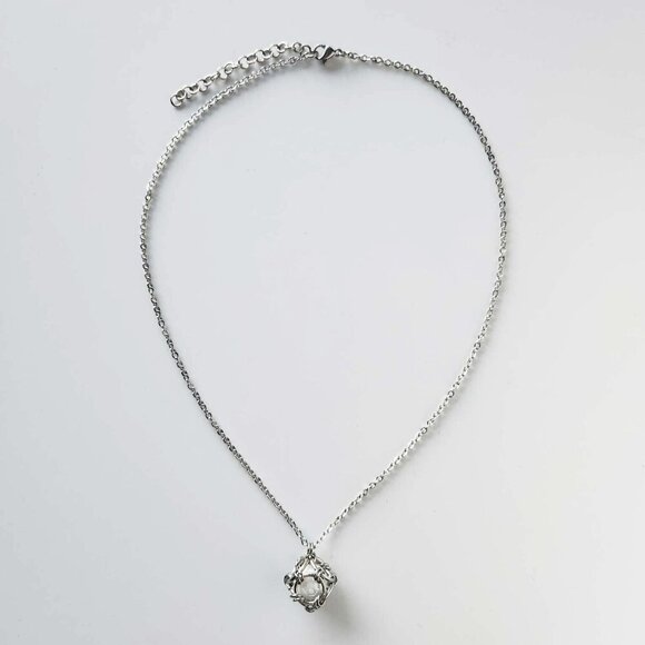 Vintage classic & elegant small silver chain and caged pearl necklace - Picture 6 of 8